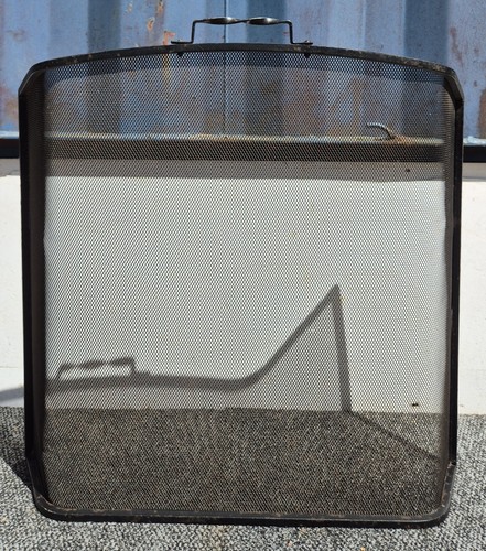Black metal curved fireguard - black,